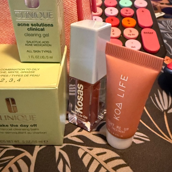 Clinique Pink Cosmetic Bag with Skincare Essentials - Picture 6 of 6